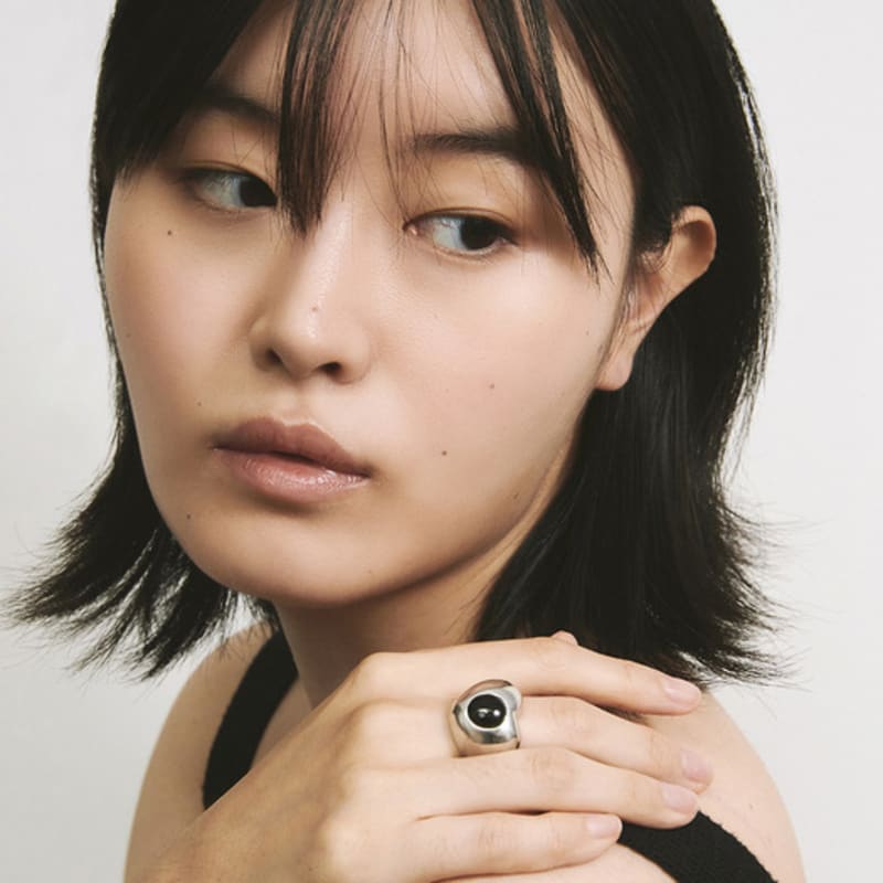 Hotdew [srebro próby 925] Pierścionek z dziurkowanym sercem - onyks