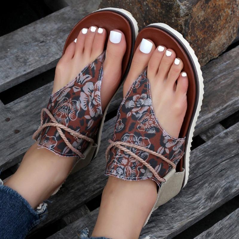 Móda 2024 Léto Dámské Měkká Podrážka Vnitřní a Venkovní Domácí Taška Podpatek Ležérní Sandály Retro Květinová Látka Meziprstní Plochá Podrážka