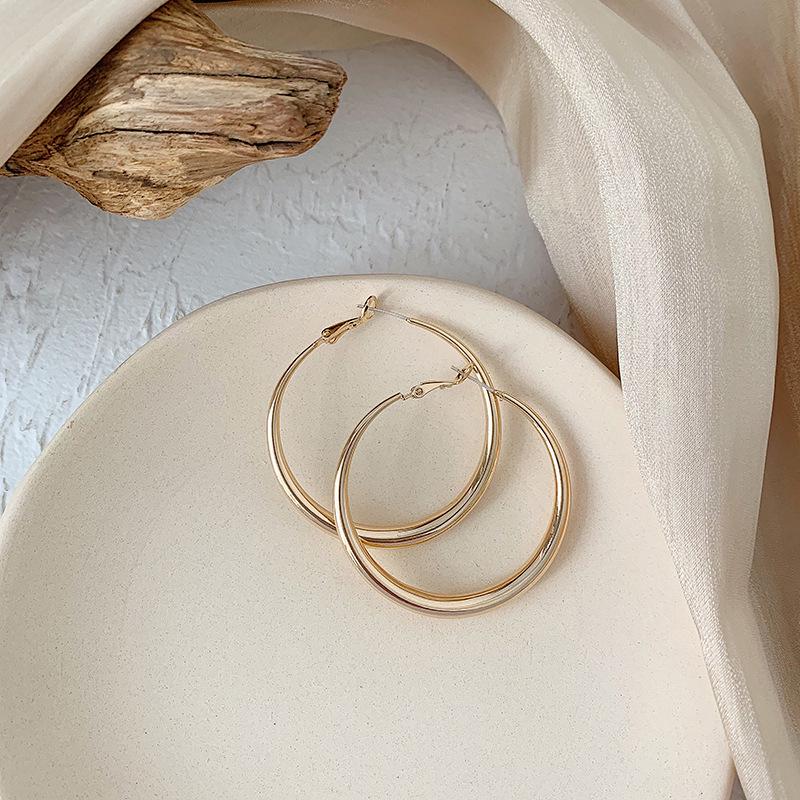 

Минималистичные большие круглые серьги-кольца для женщин — элегантный и роскошный дизайн с металлической отделкой золотой