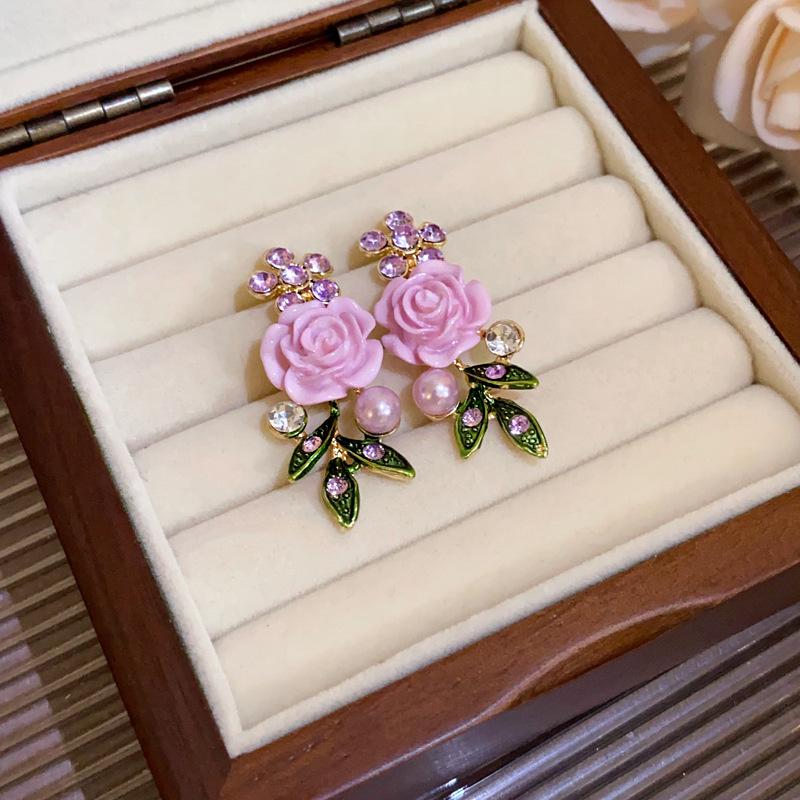 Fioletowe Kolczyki Sztyfty z Kwiatem w Kształcie Serca: Modny, Wysokiej klasy i Świeży na Lato.