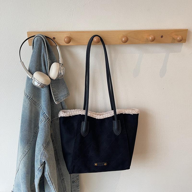 Large Capacity Fashion Commuter Special Bag Women's 2025 New Autumn Shoulder Bag Daily Hand Bag Fashionable Armpit Bag