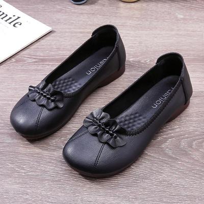 Chaussures pour femmes en cuir grande taille chaussures simples chaussures décontractées nouvelles printemps et automne chaussures plates en cuir moyen pour grand-mère antidérapantes et souples
