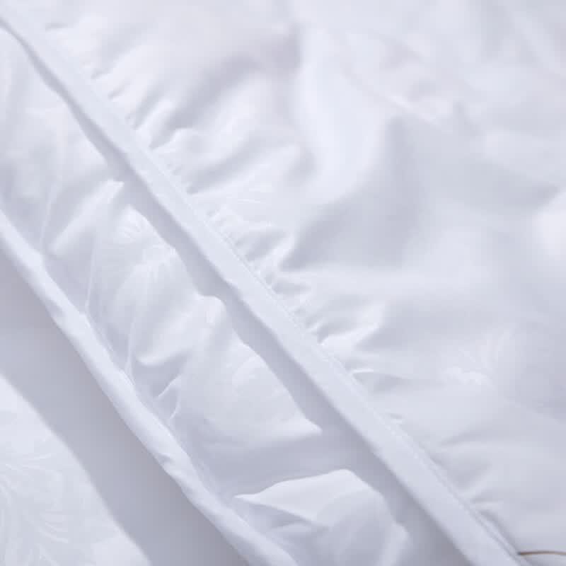 FUANNA All-Season Brushed Embossed Seven-Hole Quilt