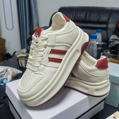 Kleine weiße Schuhe mit dicker Sohle Damen neue Herbst erhöhende Nische Brotschuhe College-Stil lässige Sport-Board-Schuhe
