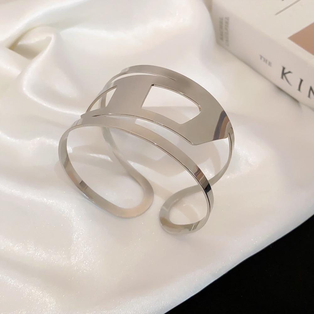 European and American Simple Bracelets, Arm Rings, Niche Cold Wind Temperament Bracelets, High-end Sense and Versatile Jewelry.