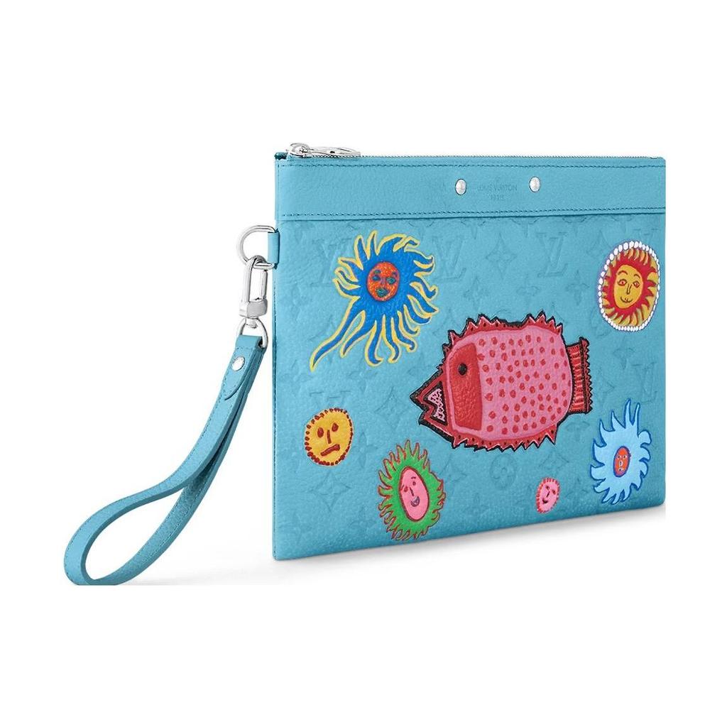 Louis Vuitton X Yayoi Kusama Pochette To-Go Fantasia Cartoni Animati Monogramma Pelle Goffrata Pochette da Uomo Pochette da uomo Blu M81944
