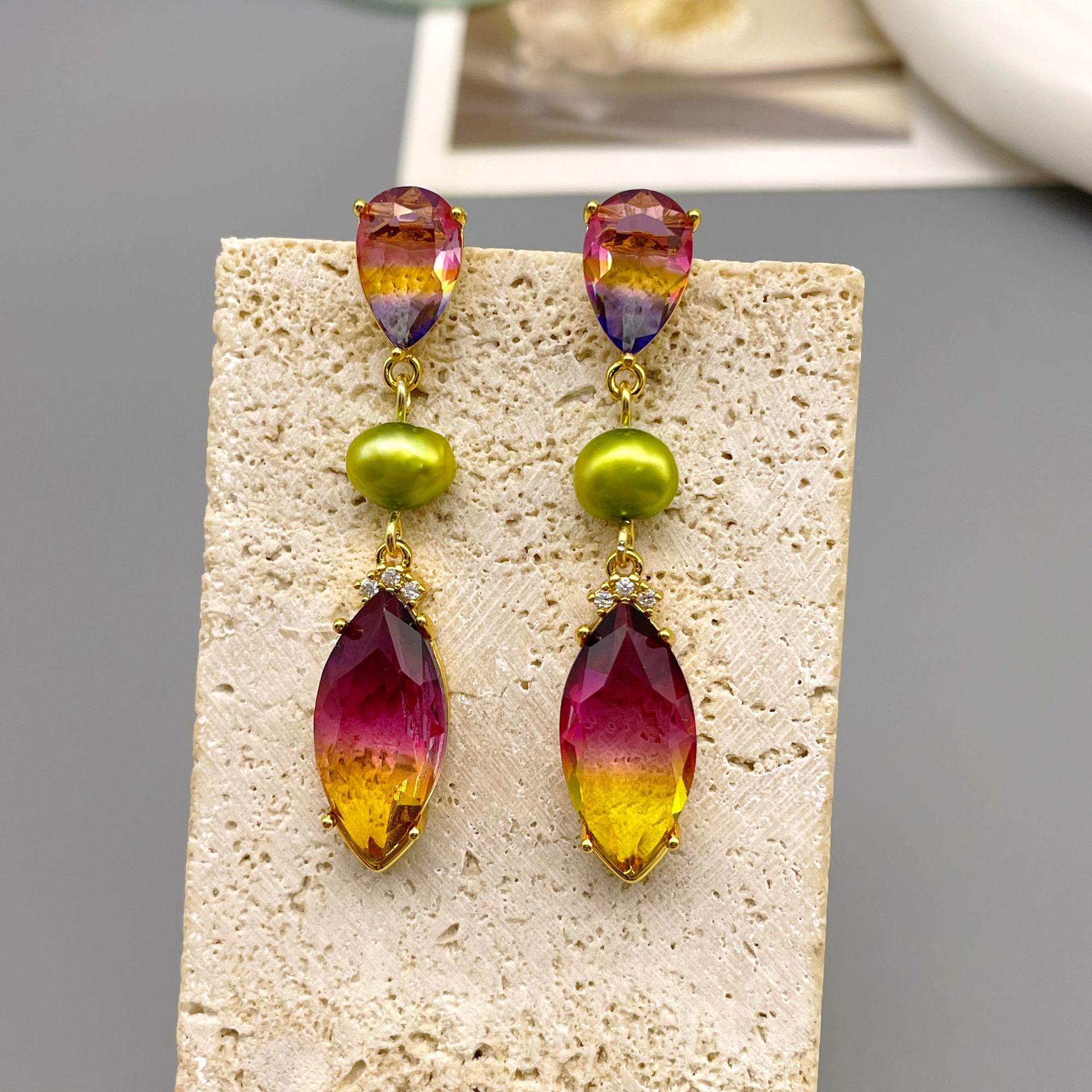 

Оригинальные японские и корейские серьги-кисточки из иридисцентного хрустального стекла в виде капли воды и пресноводного жемчуга - Нишевый дизайн, украшения для ушей.