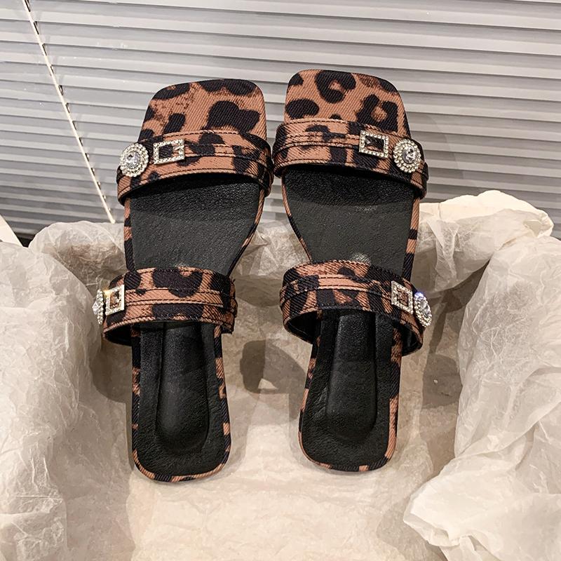 Women Large Size Fashionable Sandals and Slippers New Summer Style Flat Bottomed Metal Strappy Sandals for Women Zapatos Mujer