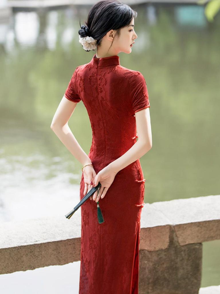 2025 Red Retro Slim Fit Qipao for Young Women - Short Sleeve Chinese Style Spring/Summer Dress