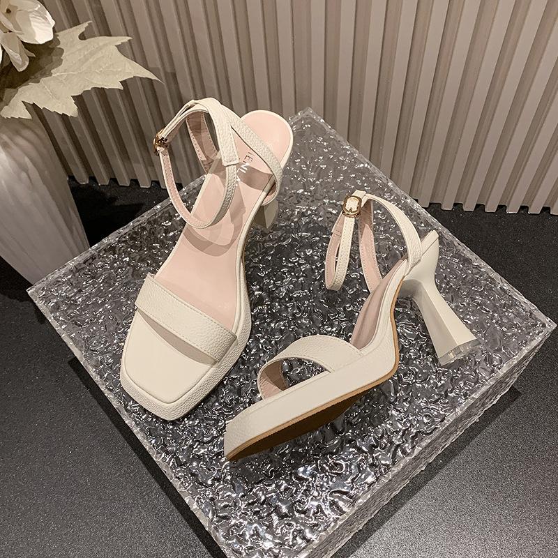 

2024 нові літні однослові з чорними босоніжками на високих підборах 2024 новий жіночий універсальний верхній одяг квадратний каблук 42 бежевий