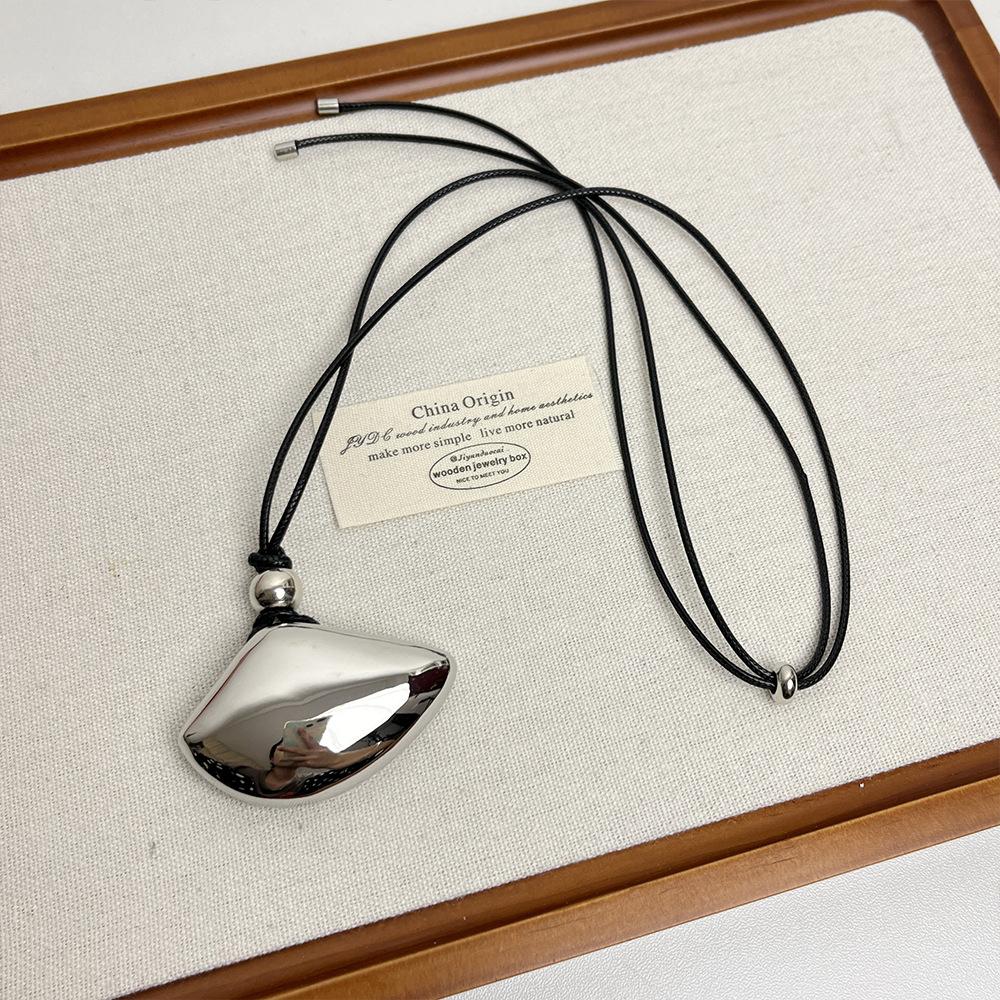 

Французское ретро металлическая ракушка кожаная веревка длинное ожерелье для женщин 2024 новое регулируемое простое висящая цепочка на шею свитер серебряный