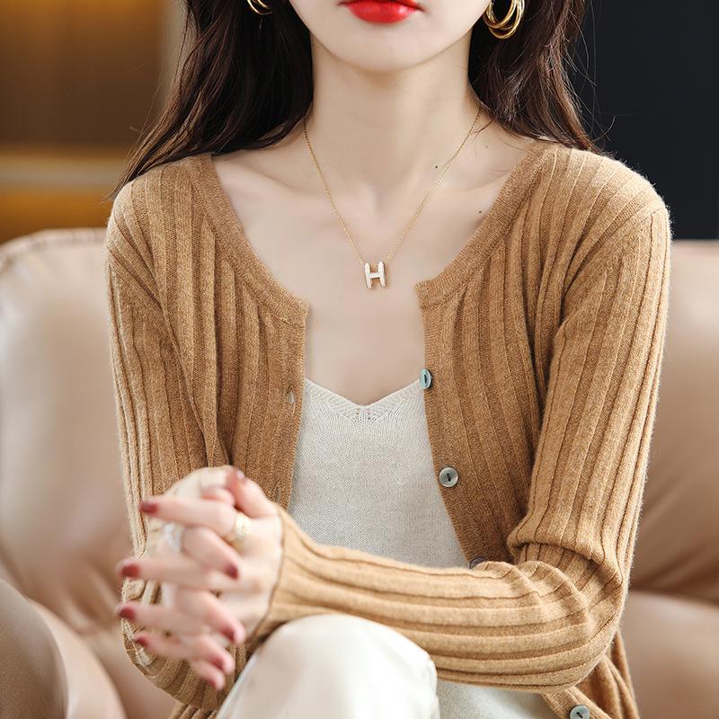 Pullover mit Rundhalsausschnitt für Damen im Frühling und Herbst Neuer modischer und vielseitiger Stil Einfarbige Strickjacke Jacke Oberteil