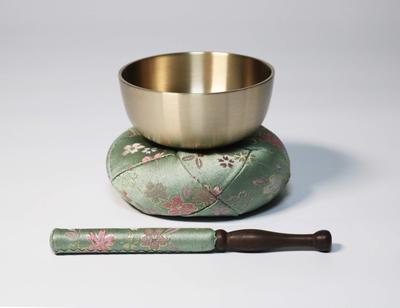 Isemura Buddhistischer Altar Orin Set, Sakura-Muster, Hergestellt in Japan, Schöner und Resonanter Ton (In verschiedenen Größen und Farben erhältlich). Beinhaltet Orin,