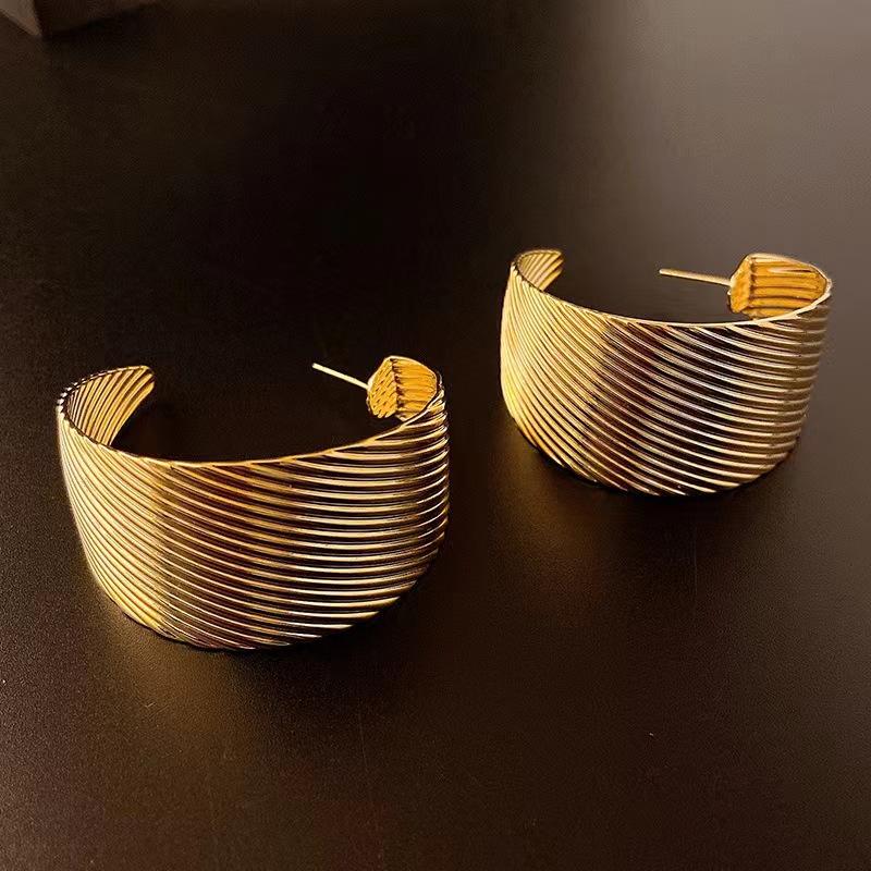 European and American Exaggerated Large C Stud Earrings, Circle Earrings, Metal High-end Fashion Personalized Earrings, Retro 