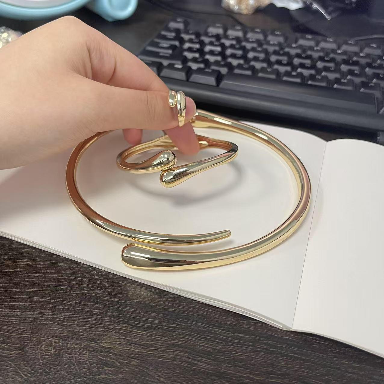 

Элегантный геометрический набор кольца и гладкого чокер-браслета для женщин - Модный европейский и американский стиль