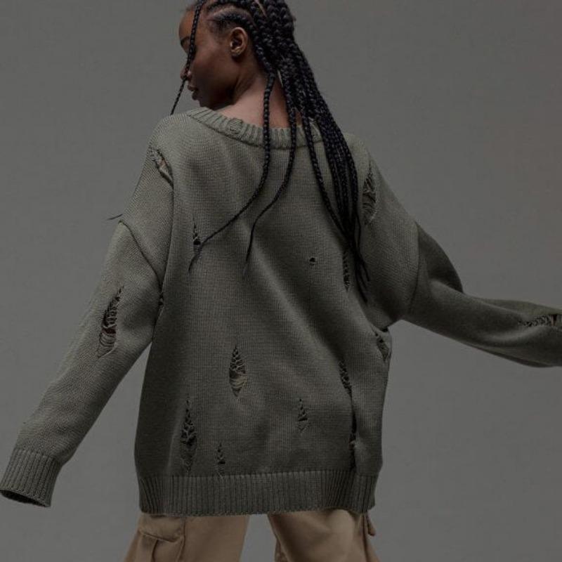 Dámský roztrhaný svetr s kulatým výstřihem