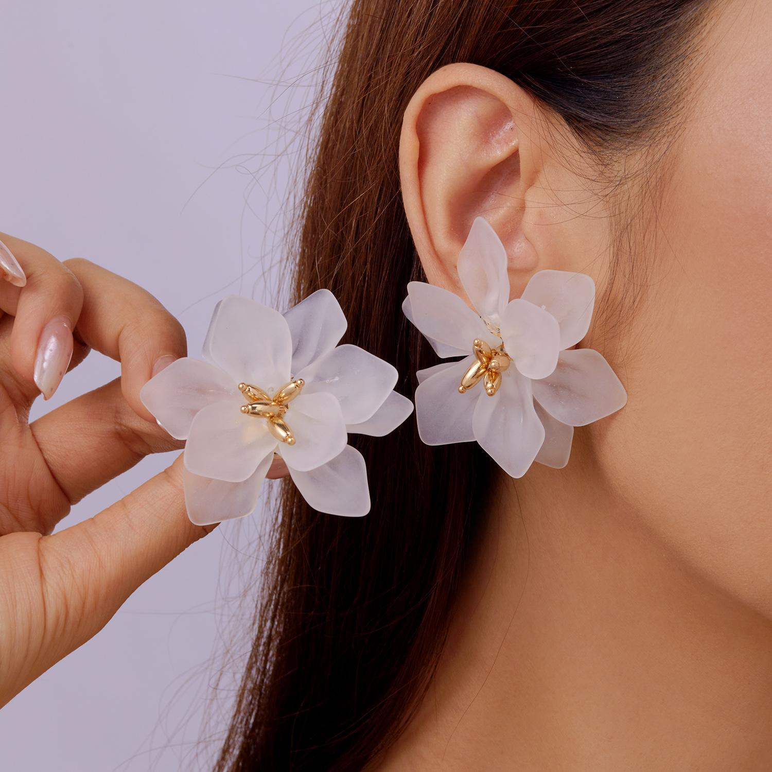 

Dainty 3D Large Colorful Petal Stud Earrings for Women Girl Hyperbole Acrylic Flower Charm Earrings Party Aesthetic Zircon Gift