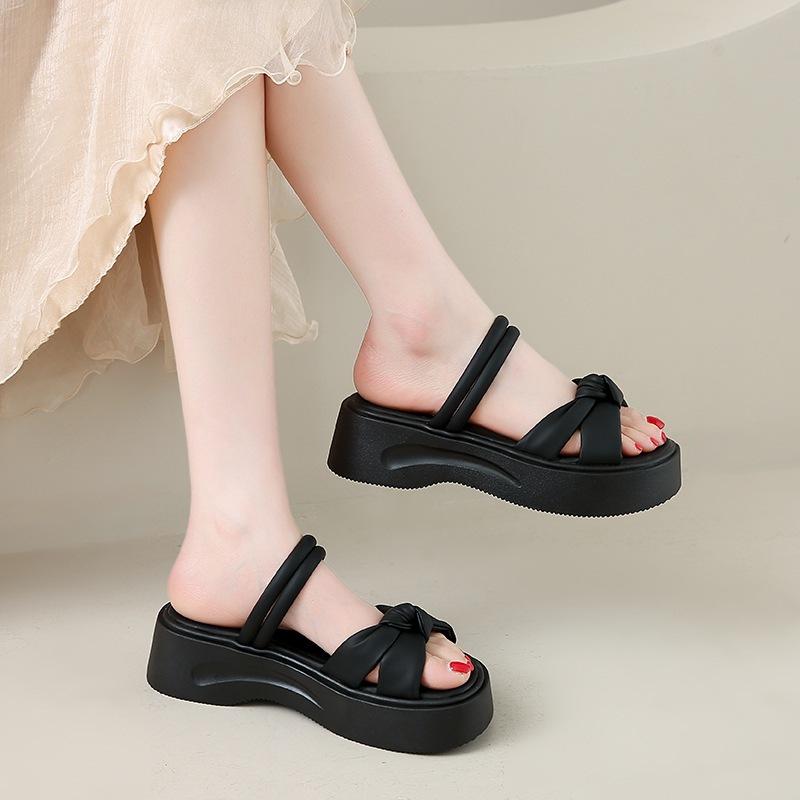 Stepping on shit feels soft-soled two wear cool slippers female 2025 new summer slippers outer wear fairy style with skirt beach shoes