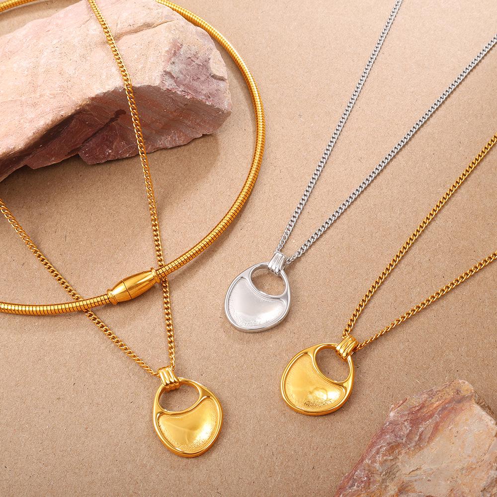 Elegant Saddle Shape Geometric Pendant Necklace