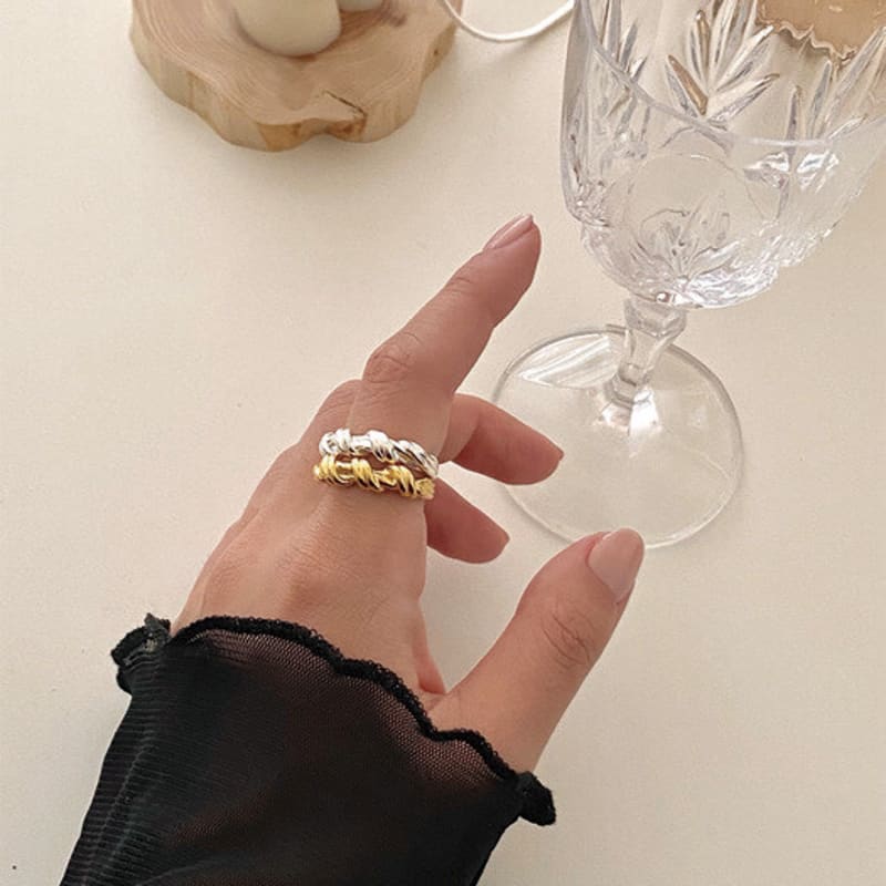 Moire_ Twist Knot Ring