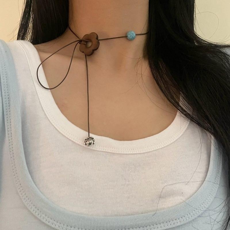 Cute Flower Necklace for Women Dainty Floral Neckchain Charm Exquisite Collarbone Chain Fashionable Accent Choker