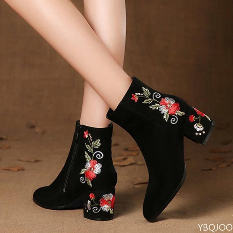 Новые осенне-зимние короткие ботинки на толстом каблуке с мягкой подошвой вышивкой средней высоты каблуком простые удобные со средней высотой голенища женские ботинки 35 3150₽