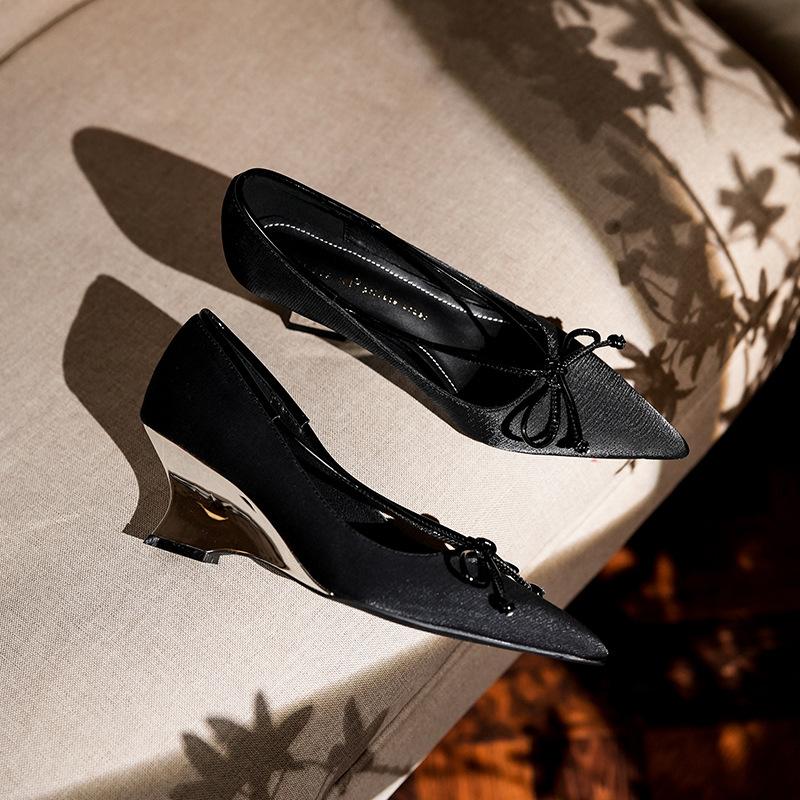 

Туфли-лодочки на танкетке, замшевые с бантом, атласные на высоком каблуке, женские с острым носком, темпераментные туфли Мэри Джейн, серебристые 35 чёрный