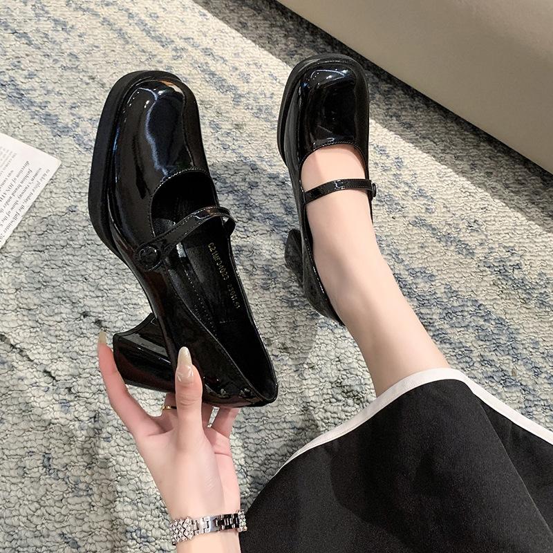 Spring and summer new French retro niche design fashionable word with square head high heel Mary Jane single shoes women