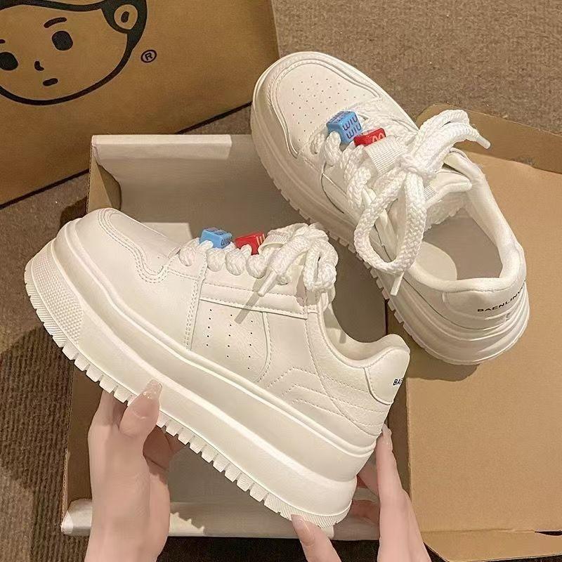 Einfarbige Damen-Freizeitschuhe dicke Sohle runde Spitze weiße Schuhe Frühlingsmode Nische vielseitig flacher Absatz Muffin-Basisplatte Schuhe