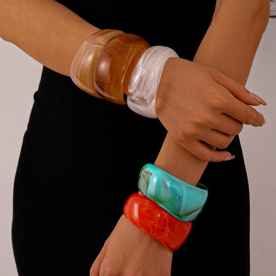 Hochwertiges geometrisches marmoriertes Acrylarmband für Damen