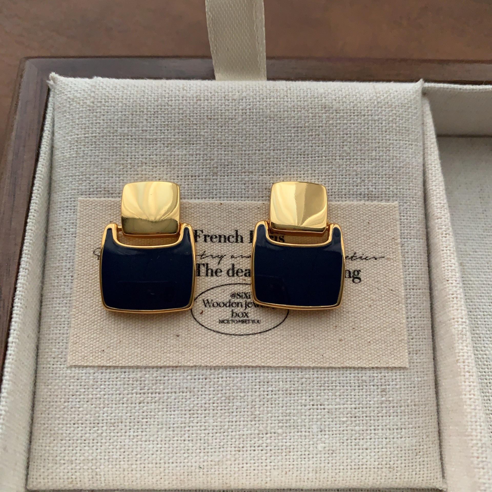 Высококлассные квадратные эмалевые трехмерные простые серьги-пусеты Французские ретро элегантные повседневные изысканные нишевые серьги Женские