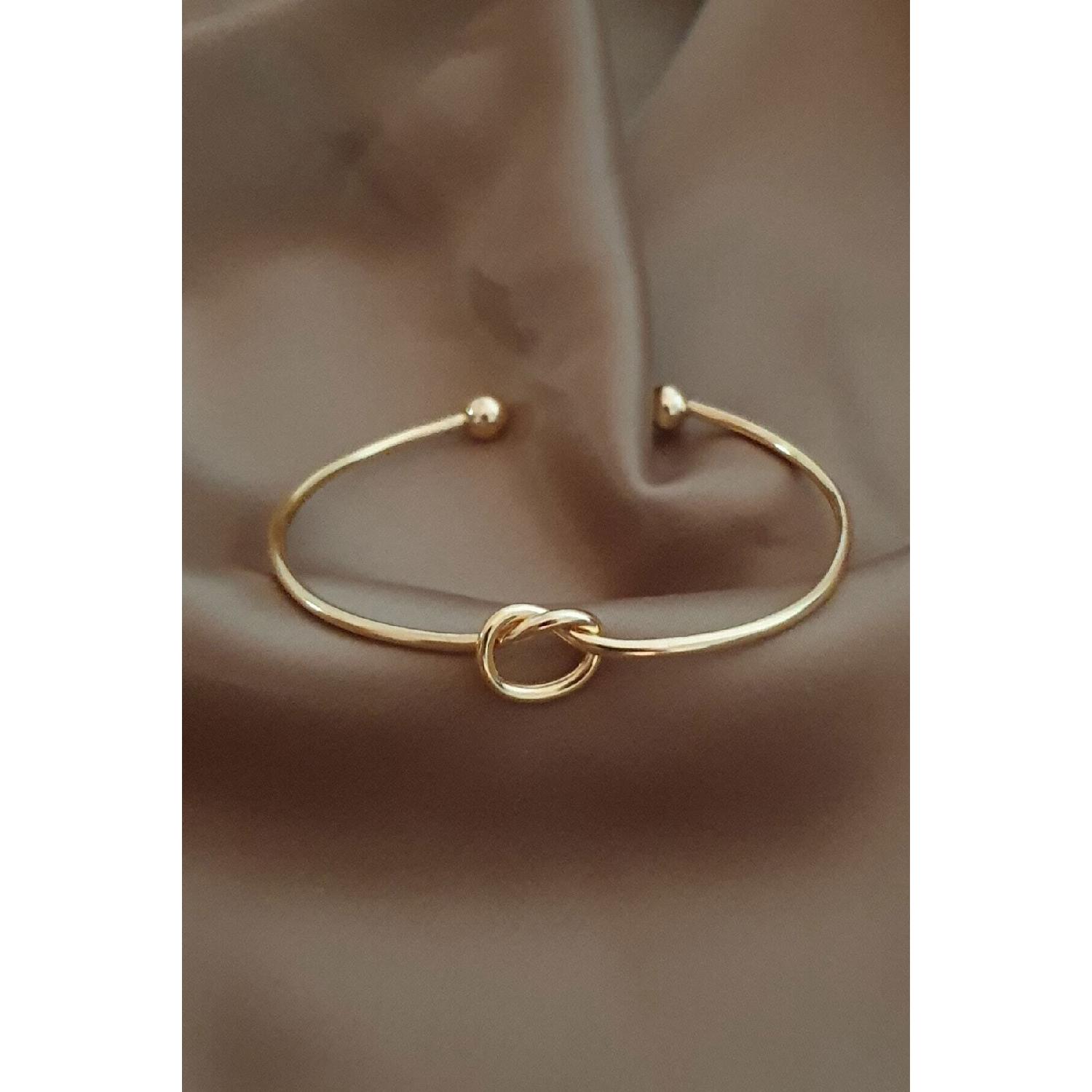 

Женский регулируемый браслет-наручники с золотым узлом M золотой