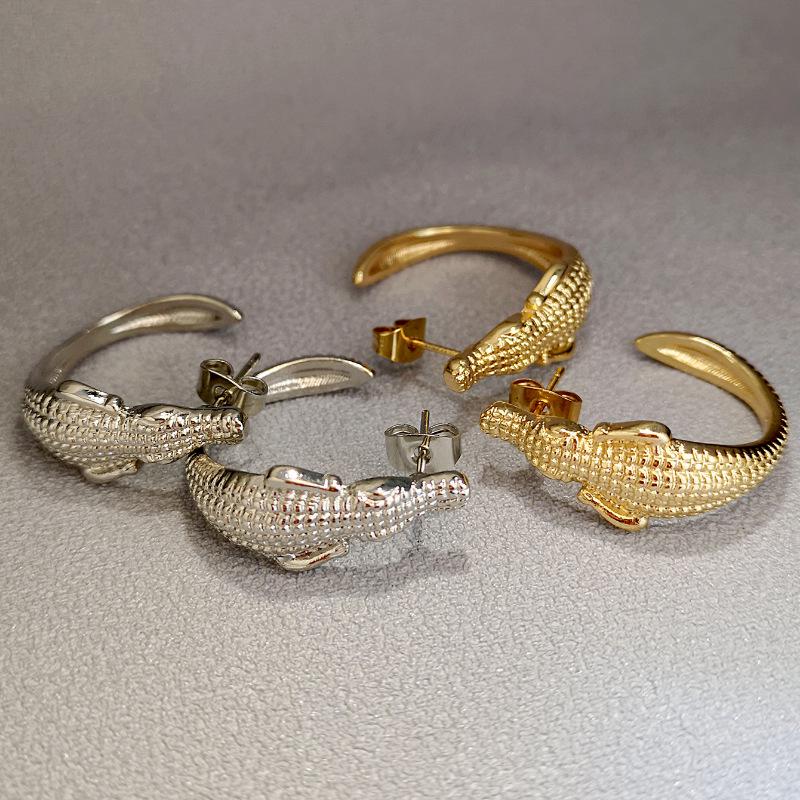 He Cheng Retro Crocodile Alloy Earrings - Unisex Creative Jewelry