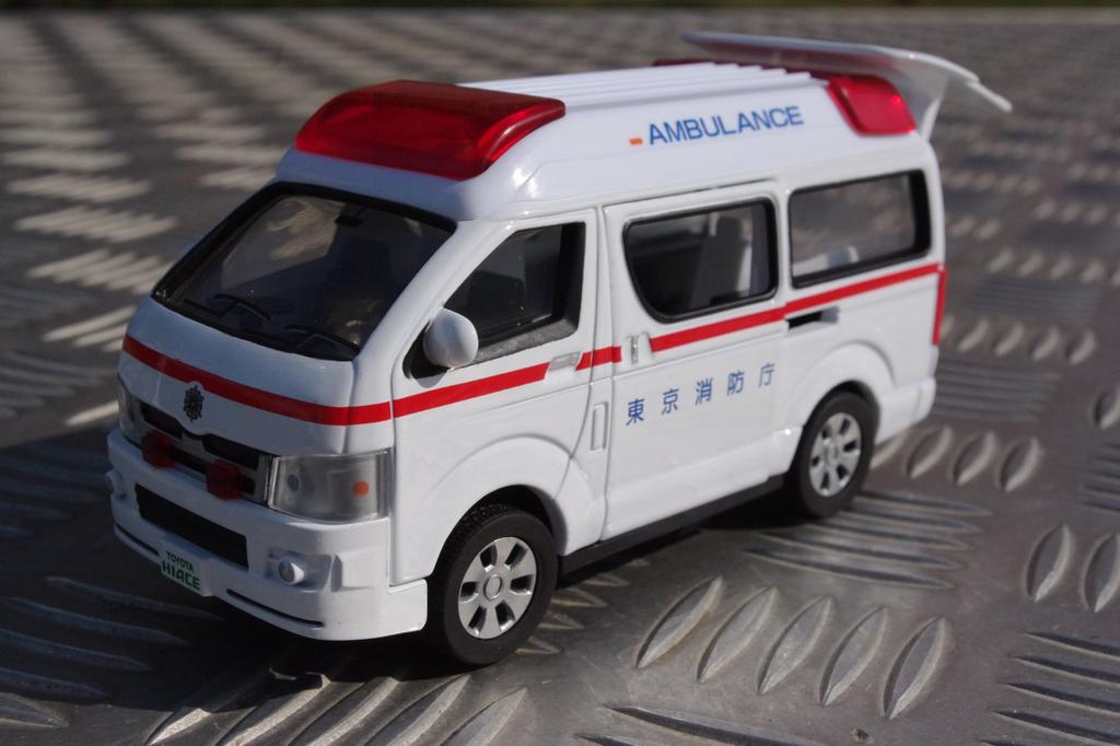 Diapet DK-3106 1/36 Scale Ambulance