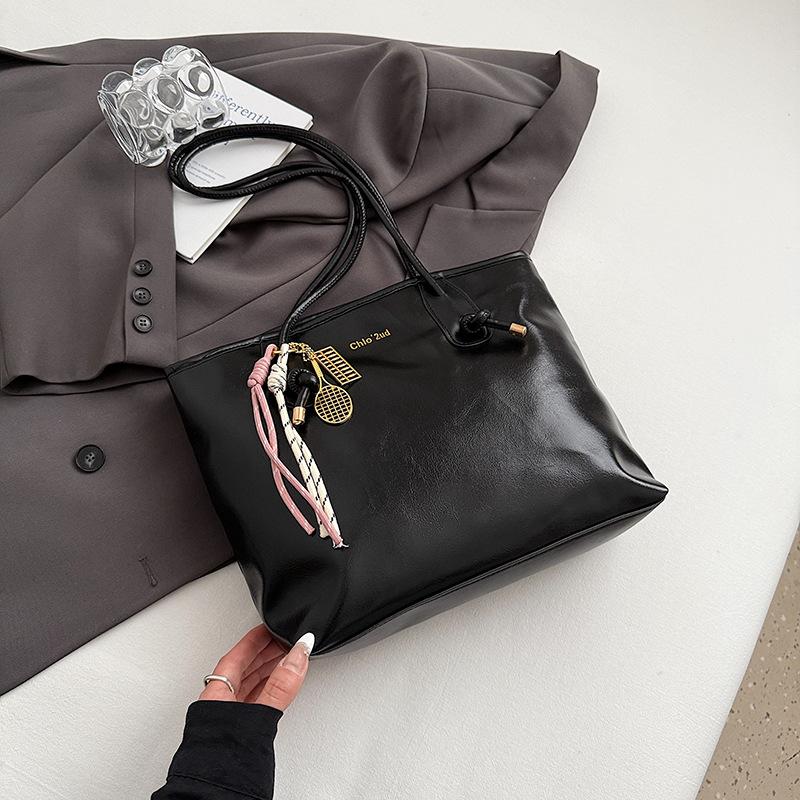 

Простая и вместительная наплечная сумка-подмышка женская новая модная универсальная сумочка-тоут no pendant чёрный