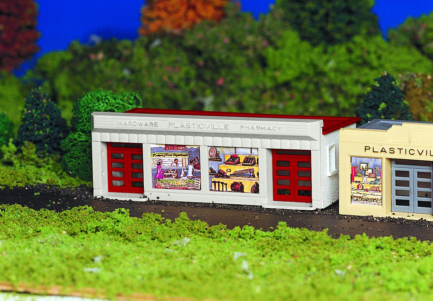 

Bachmann Trains - PLASTICVILLE U.S.A.® Buildings - Classic Kits - Hardware Store - White & Red - HO Scale