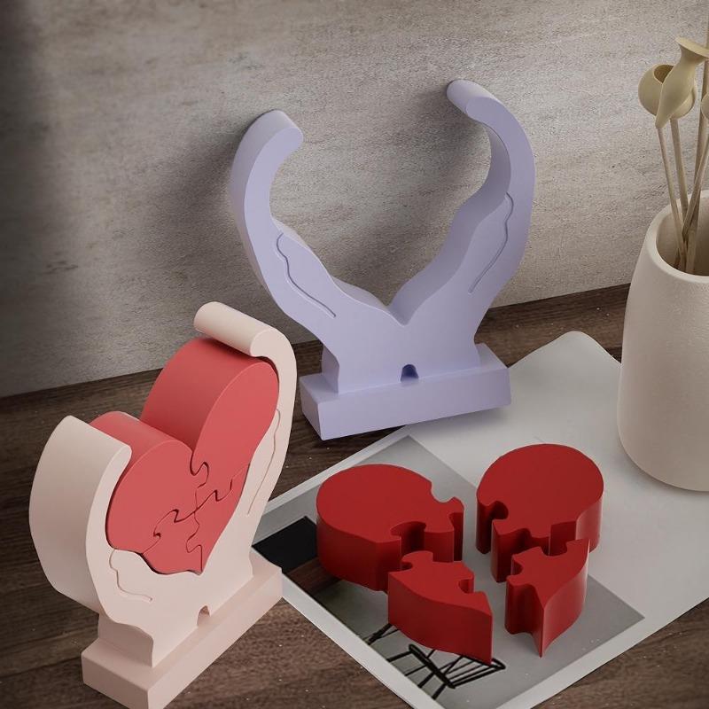 DIY silikonová forma s epoxidovými rukama držícími srdce