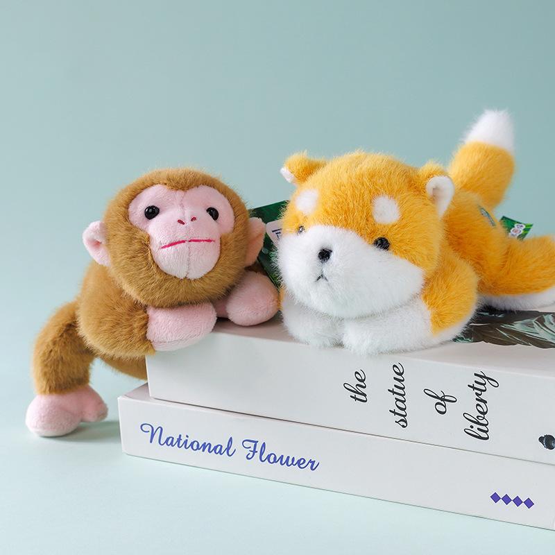 The new cute palm treasure, the little yellow duck doll doll, the car ornament accompanies the doll and gives children gifts.