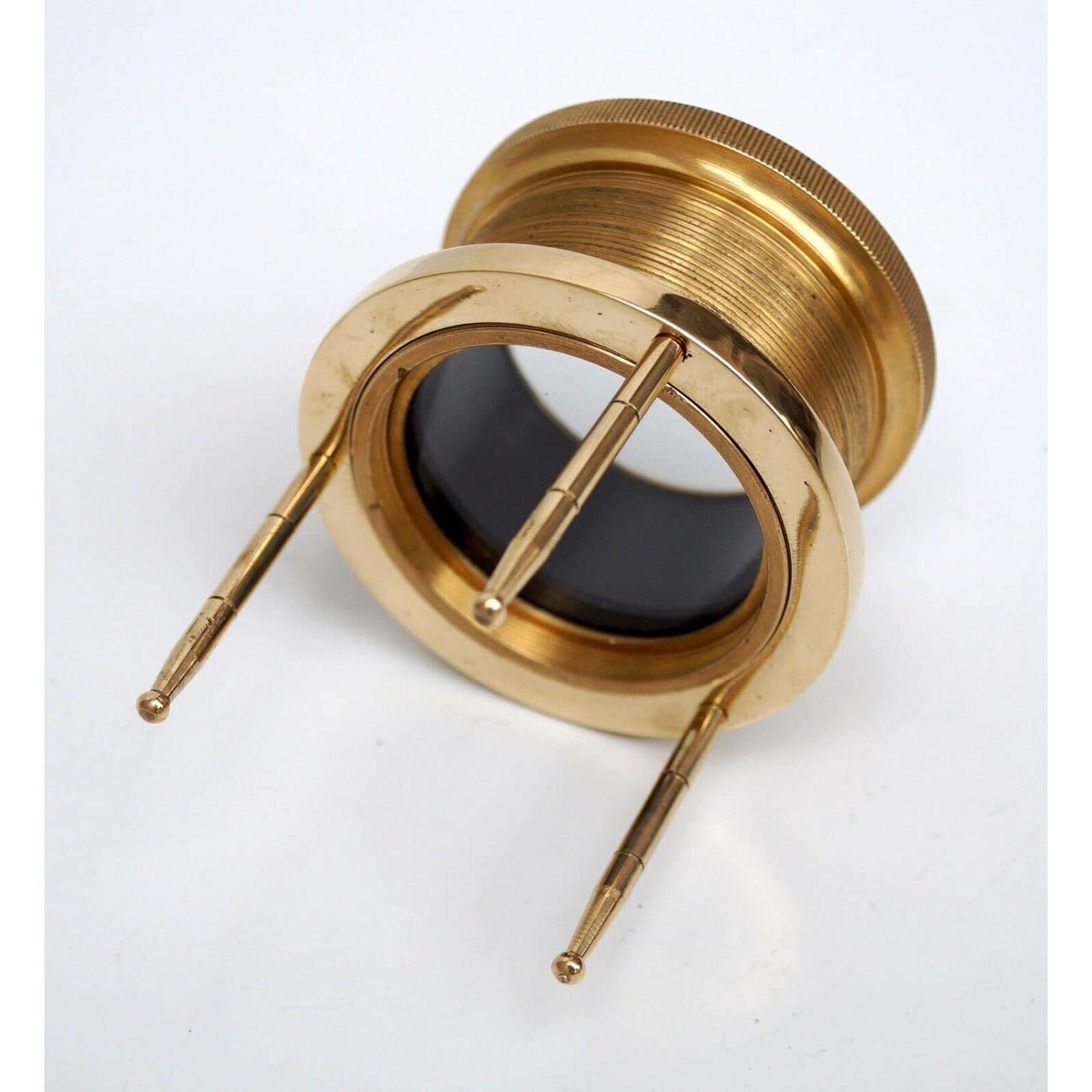 

Невелике латунне збільшувальне скло, додаткова кругла лупа, монокль, зчитувач сторінок - морська лупа, що стоїть у вінтажному стилі золотистий