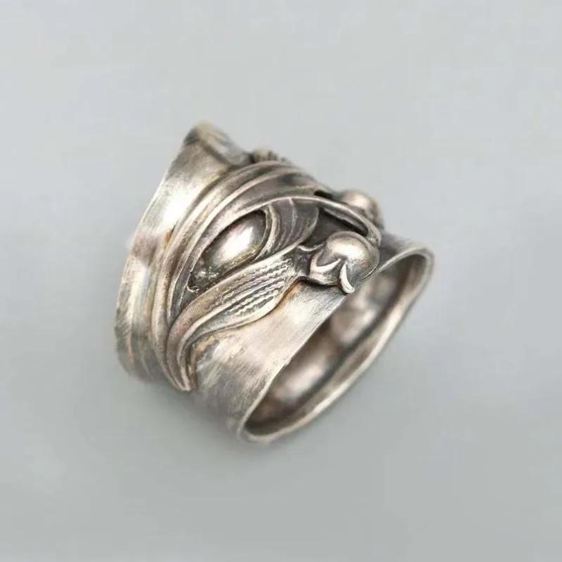A new type of ring with an aged and retro style featuring concave and convex irregular wave curves