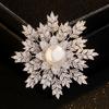 Broche de copo de nieve con perlas de agua dulce y microcirconita de cobre de alta gama