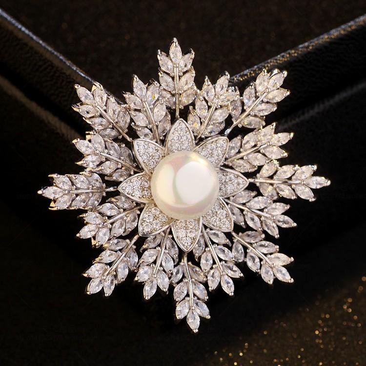 Broche de copo de nieve con perlas de agua dulce y microcirconita de cobre de alta gama