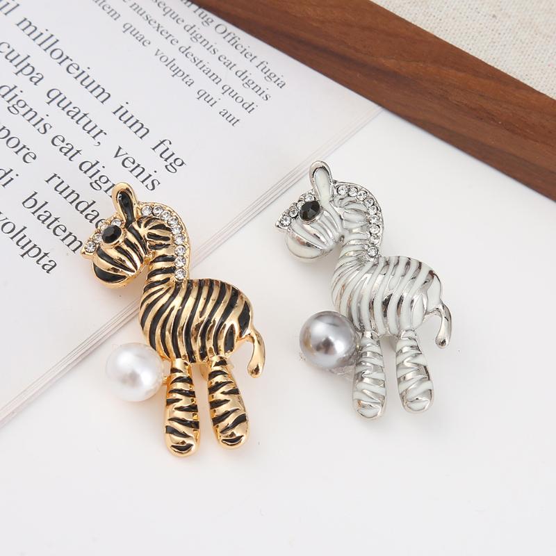 Exquisite Personality Animal Pearl Zebra Brooch Pin For Women Clothing Coat Jewelry Accessries Gifts
