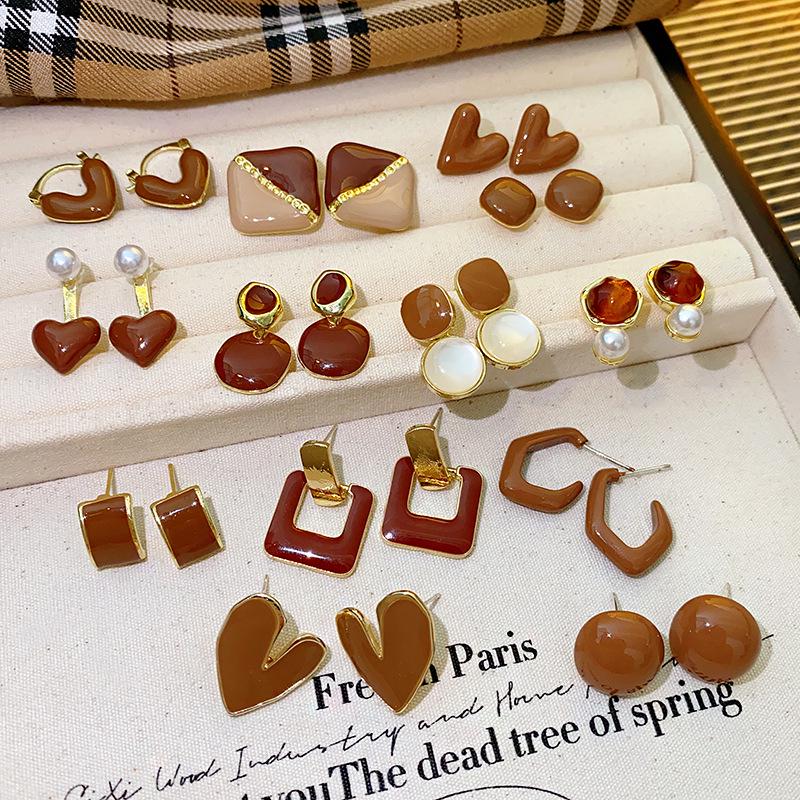 Autumn/Winter 2025 Retro French Brown Heart Stud Earrings - High-End Women's Jewelry