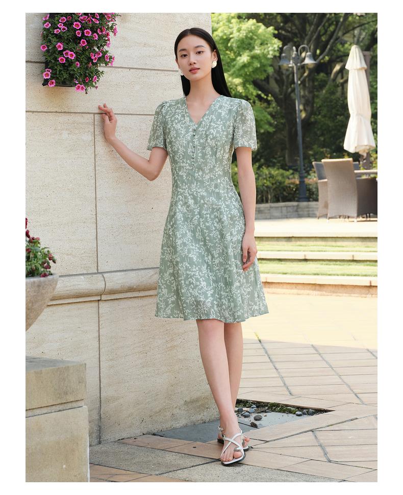 Jiuzi Anna Kou Romantic and Elegant Floral Micro Wrinkle Texture V-neck Waist Dress for Women 2024 Summer New Style