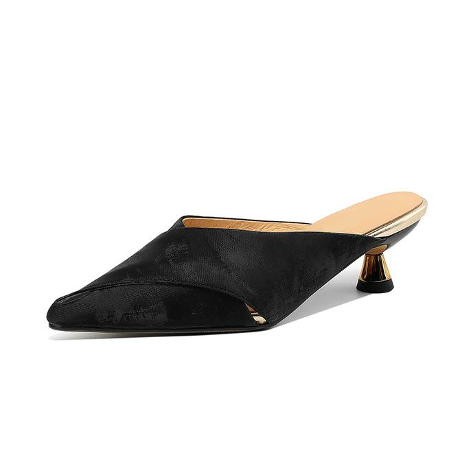 Baotou cool slippers female pointed retro summer 2025 new new Chinese stiletto outer wear muller mop
