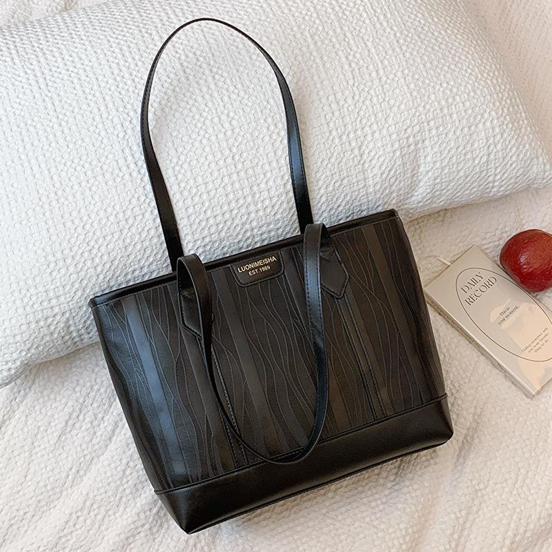 

Большая вместимость модная рабочая сумка темперамент женская весенняя сумка через плечо подмышкой сумка-тоут чёрный