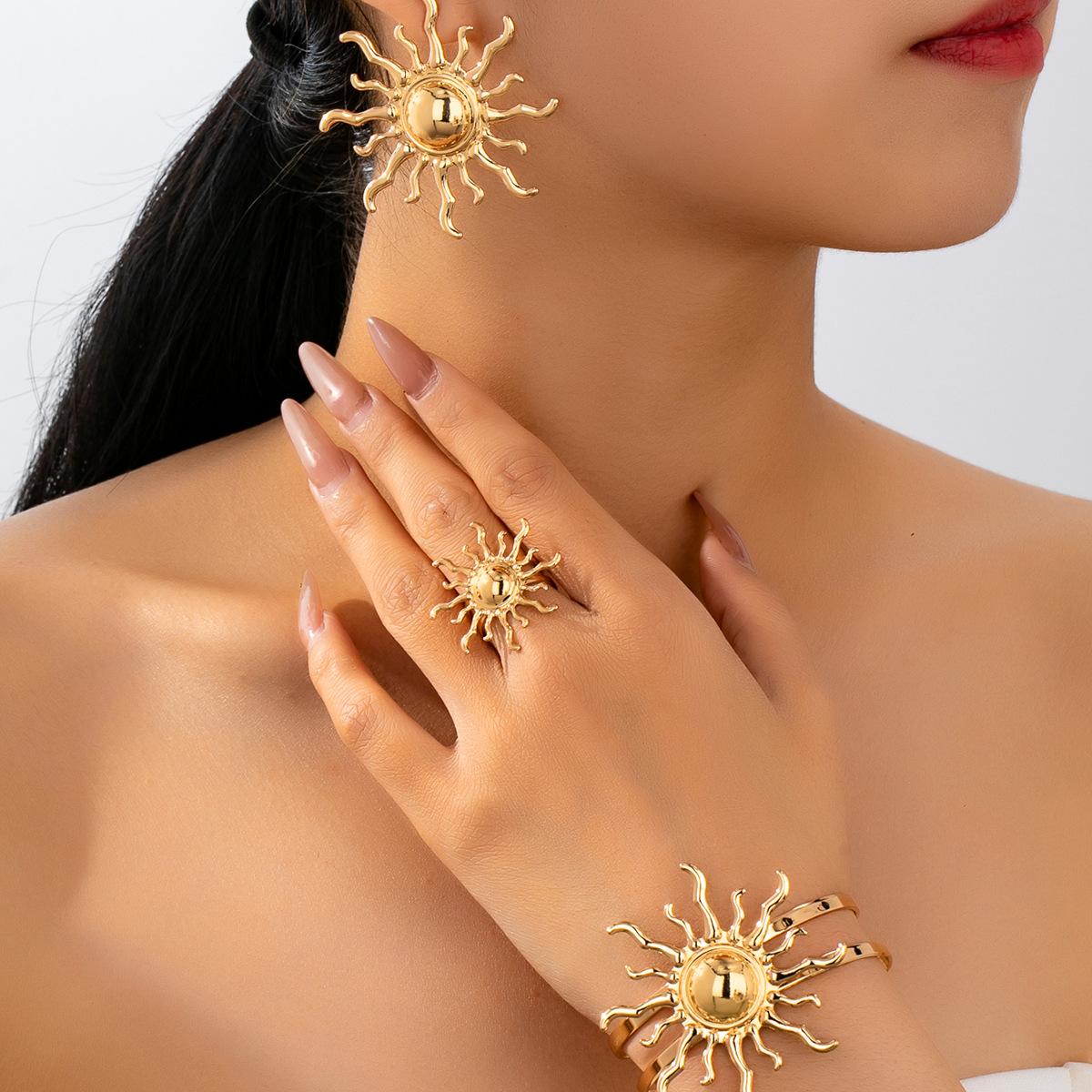 

Fashion Jewelry Set Bracelet Earrings Ring For Women Ladies золотой