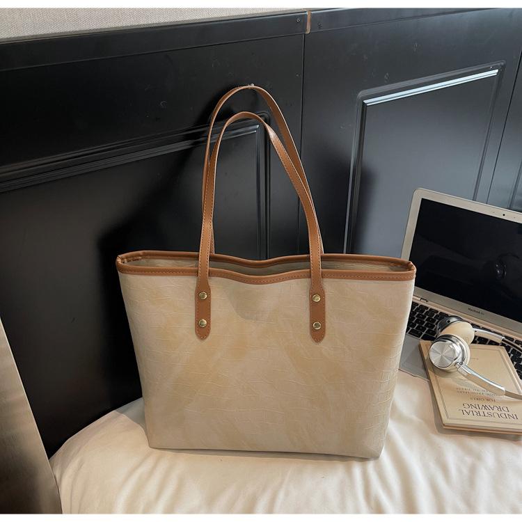 

Large-capacity bag women s 2025 new fashion simple tote bag summer versatile class commuter contrasting color shoulder bag