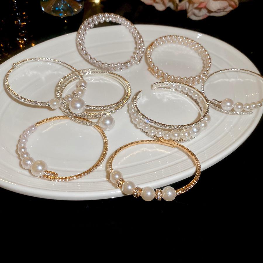 Francuska bransoletka wielowarstwowa z cyrkoniami: Elegancka bransoletka w stylu light luxury z przesadnym designem.